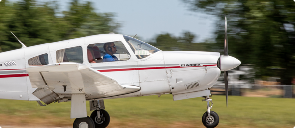 一名学生驾驶飞机并练习着陆.