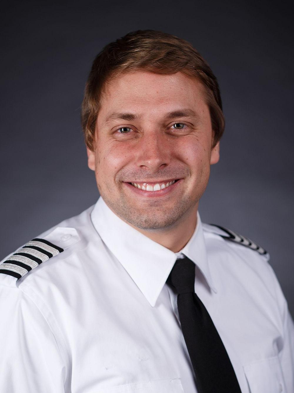 菲利普·格兰德兰格穿着飞行员制服的职业肖像. 