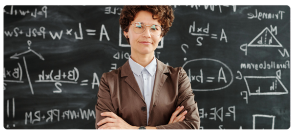 一个物理学毕业生站在黑板前，黑板上写满了方程